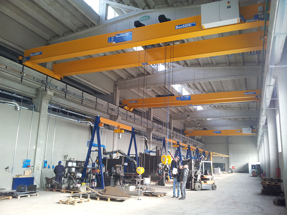 Gru a ponte bitrave negli stabilimenti BONFANTI