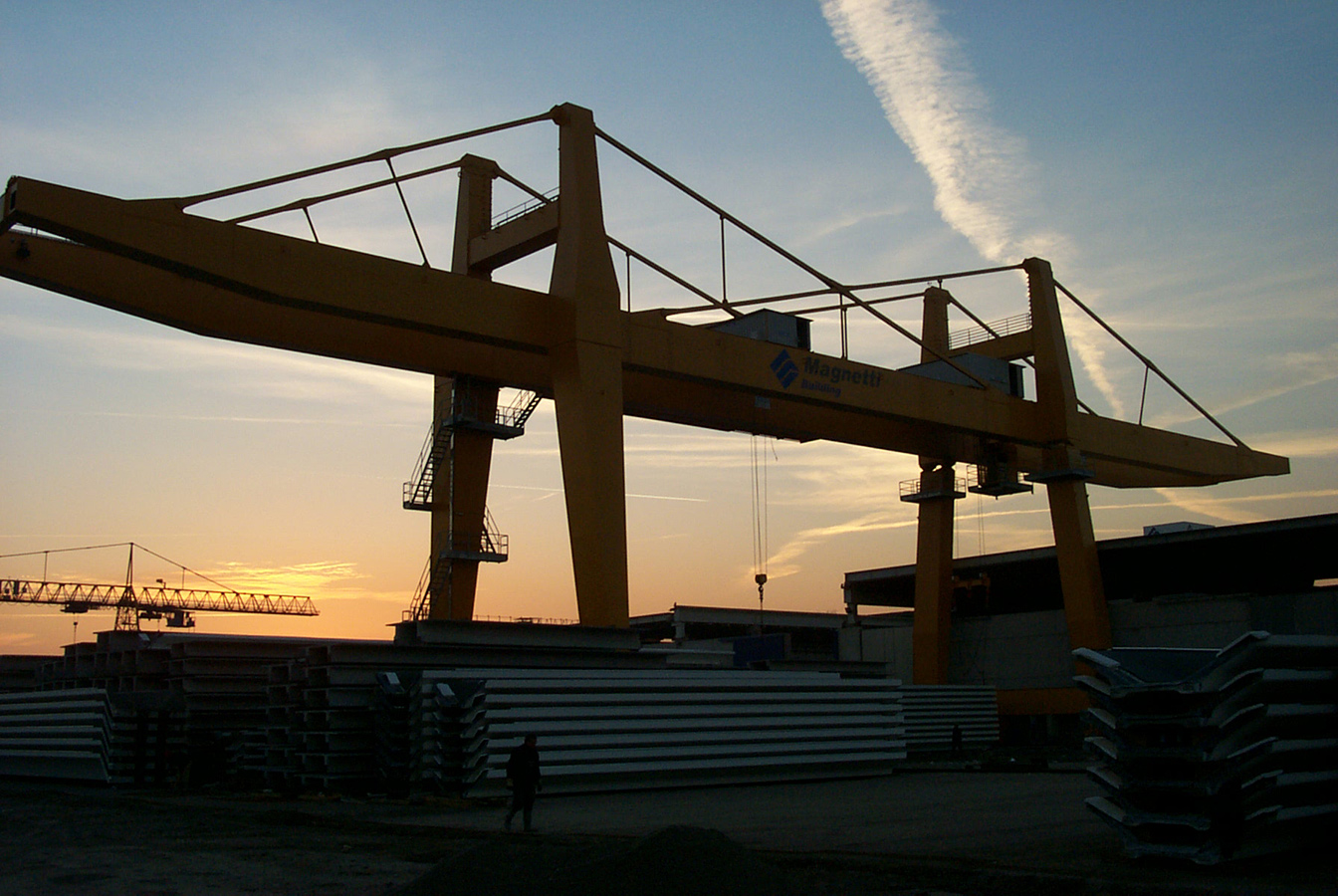 BONFANTI gantry crane at sundown