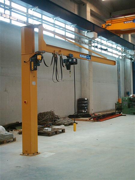 Gru a bandiera BONFANTI nello stabilimento