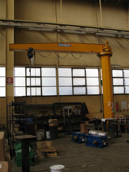 Gru a bandiera nello stabilimento BONFANTI