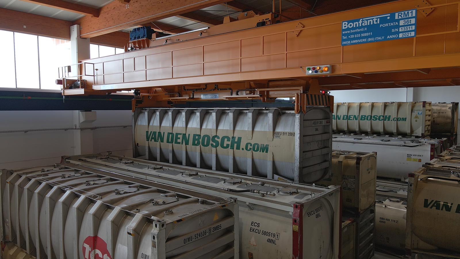 Interno magazzini per stoccaggio container BONFANTI